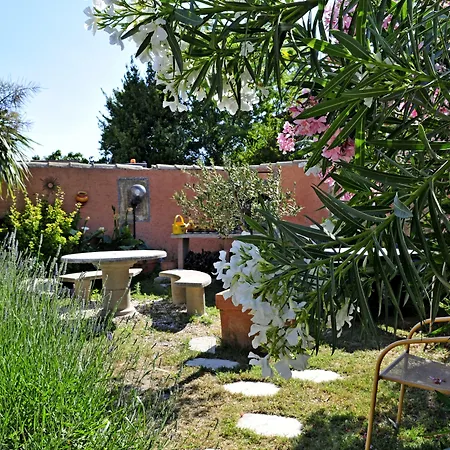 Hotel La Maison Des Croisades - Au Pied Des Remparts 3*