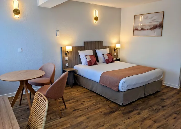 Hotel La Maison Des Croisades - Au Pied Des Remparts 3*