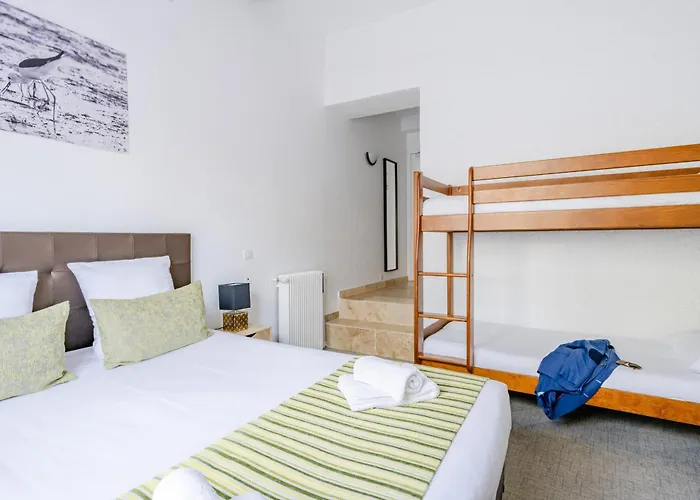La Maison Des Croisades - Au Pied Des Remparts 3*