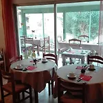 La Maison Des Croisades - Au Pied Des Remparts Hotell 3*