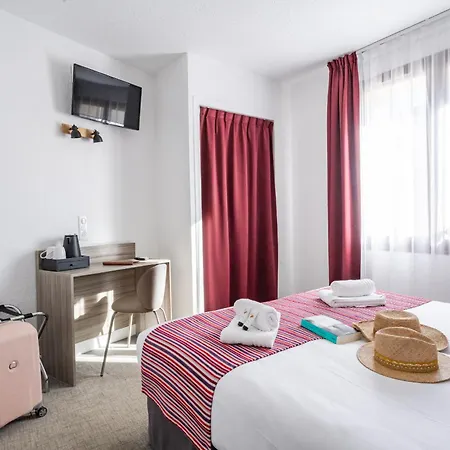 Hotel La Maison Des Croisades - Au Pied Des Remparts 3*