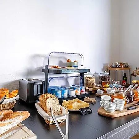 Hotel La Maison Des Croisades - Au Pied Des Remparts 3*