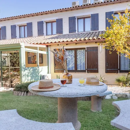 Hotel La Maison Des Croisades - Au Pied Des Remparts 3*