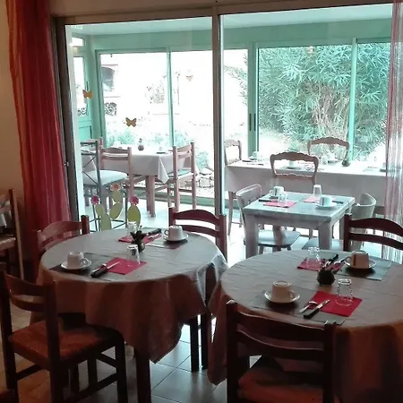 La Maison Des Croisades - Au Pied Des Remparts Hotel 3*