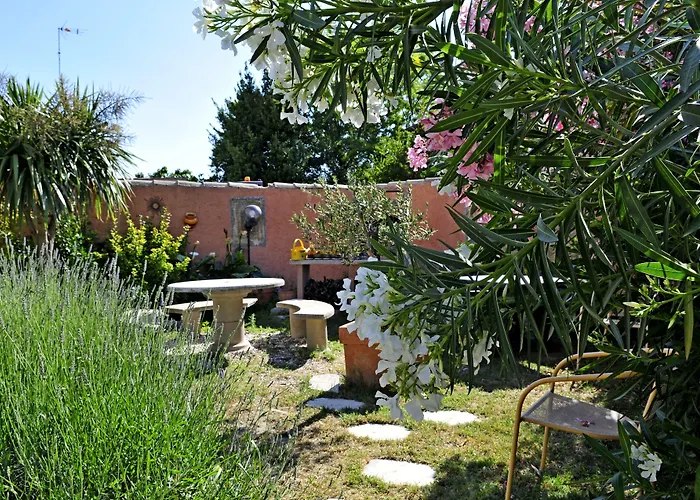 Hotel La Maison Des Croisades - Au Pied Des Remparts 3*